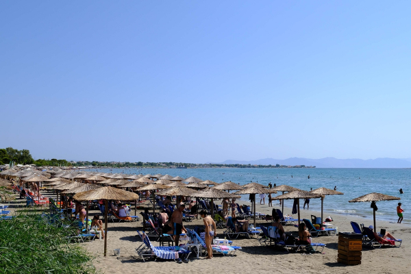 Ξαπλώστρες από «χρυσάφι»: Τιμές... Μυκόνου στις παραλίες της αθηναϊκής ριβιέρας