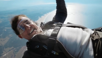 Ο Τομ Κρουζ έκανε ελεύθερη πτώση για να ευχαριστήσει τους φανς του «Top Gun» (βίντεο)