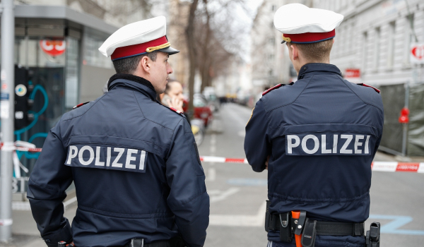 Βερολίνο: 33χρονη δέχτηκε επίθεση με μαχαίρι σε λεωφορείο μπροστά στα παιδιά της