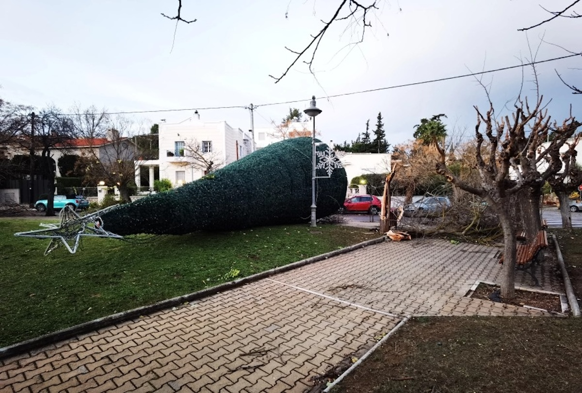 Προβλήματα και στην Αθήνα από την κακοκαιρία – Έπεσαν δέντρα από τους ανέμους (εικόνες, βίντεο)