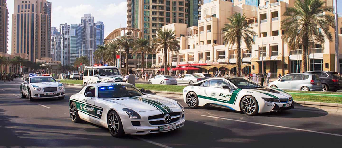 Εντυπωσιακή παρέλαση supercars της αστυνομίας του Ντουμπάι.