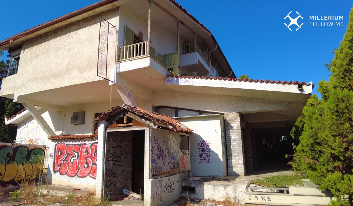 Γιάννης Πουλόπουλος: Το εγκαταλελειμμένο ξενοδοχείο του θρυλικού τραγουδιστή (Drone)