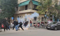 Επεισόδια στη Θεσσαλονίκη: Πετροπόλεμος και κρότου λάμψης - Δείτε βίντεο
