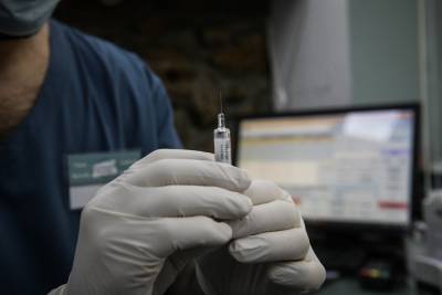 Αθηνά Λινού: Να γίνουν εμβολιασμοί σε γήπεδα, πάρκινγκ και διόδια