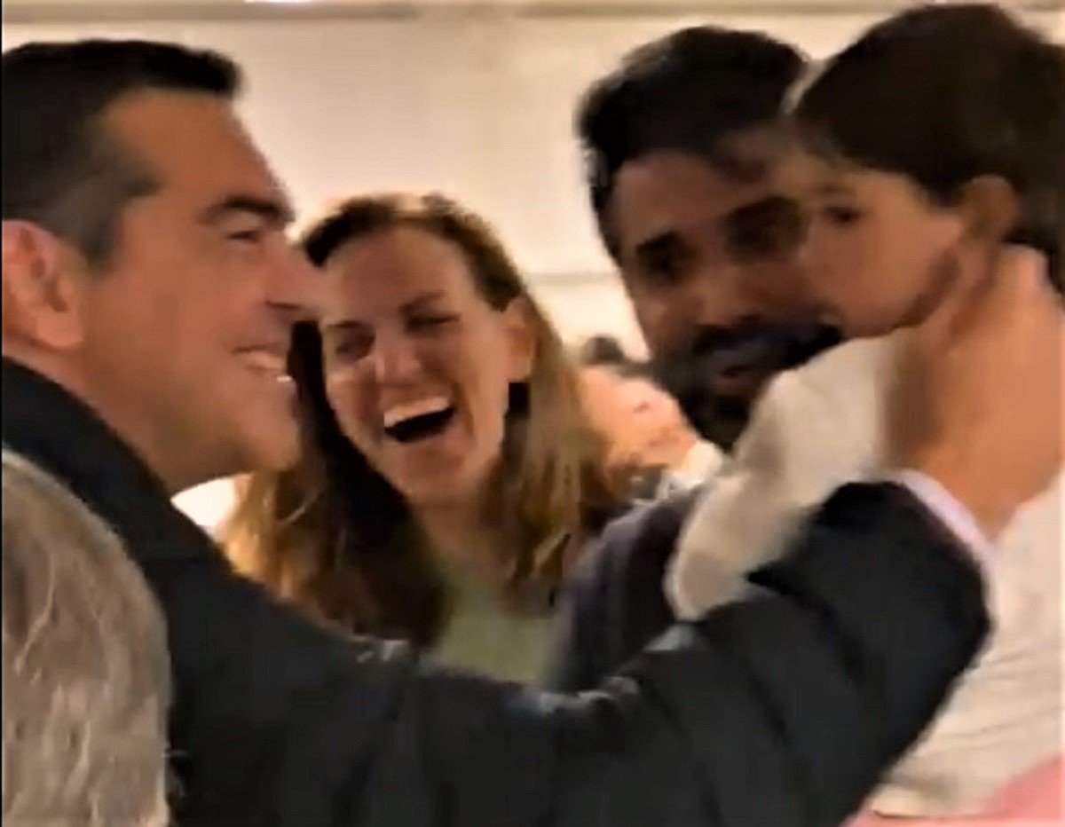 Στο καράβι για Τήλο ο Αλέξης Τσίπρας - Σέλφι, χαμόγελα και κουβέντα με επιβάτες (βίντεο)