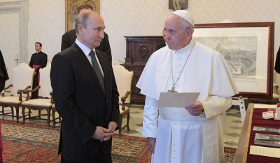 Είναι και ο Πάπας «πράκτορας» του Πούτιν; - Ακραία σενάρια στα αντιρωσικά ΜΜΕ