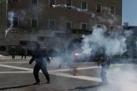 Επεισόδια στο πανεκπαιδευτικό συλλαλητήριο - Χημικά έξω από τη Βουλή, κλειστό το κέντρο της Αθήνας