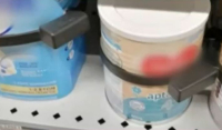 Πρωτοφανείς εικόνες σε σούπερ μάρκετ: Έβαλαν αντικλεπτικά σε… βρεφικά γάλατα
