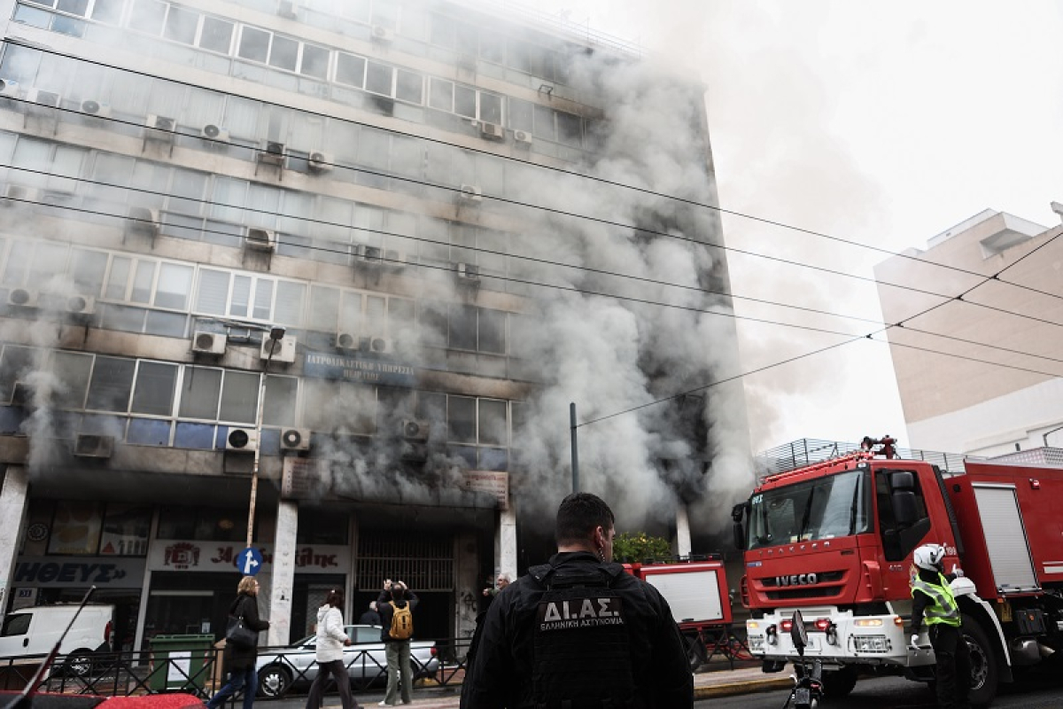 Πειραιάς: Υπο έλεγχο η φωτιά στο ισόγειο κατάστημα κτιρίου