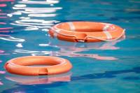 Σοκ στην Αίγινα: 15χρονος πνίγηκε στην πισίνα του σπιτιού του
