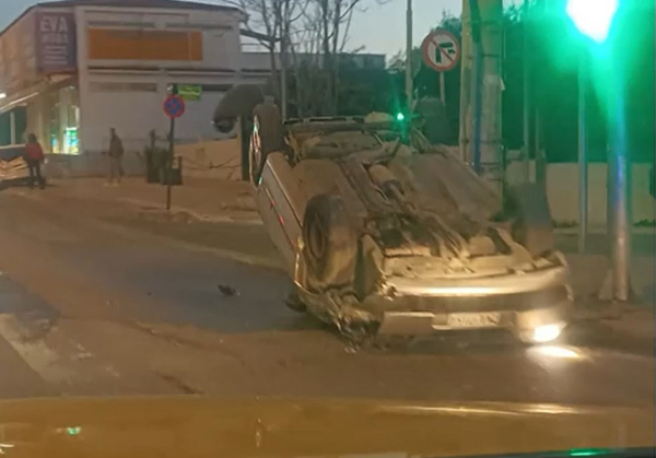 Τροχαίο στη λεωφόρο Λαυρίου: Αυτοκίνητο αναποδογύρισε στα Γλυκά Νερά (βίντεο)