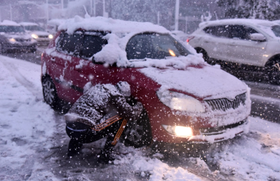 Η μεγάλη ντροπή του χιονιά: Έκαναν υποχρεωτικές τις αλυσίδες και κάποιοι αισχροκερδούν