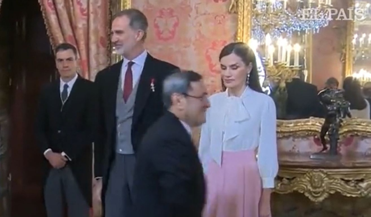 Ισπανία: Ο πρέσβης του Ιράν δεν έδωσε το χέρι του στη βασίλισσα Λετίθια (Βίντεο)