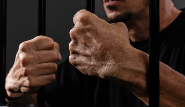 Βόλος: Χαμός με κρατούμενο στο Α.Τ. - «Θα σας φτύσω να κολλήσετε AIDS»