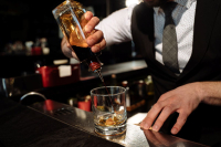 «Λουκέτο» και δημοσιοποίηση ονομάτων - Οι νέες κυρώσεις για το λαθρεμπόριο αλκοολούχων ποτών