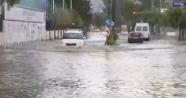 Μήνυμα του 112 για την Αττική – Πλημμυρισμένοι δρόμοι στην Εύβοια, χαλάζι στη Σκύρο (Βίντεο)