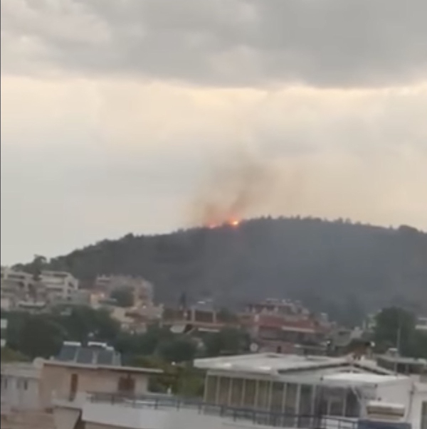 Φωτιά στη Βάρη: Έπεσαν 270 κεραυνοί σε μιάμιση ώρα – Περιορίστηκαν 6 εστίες (Βίντεο)