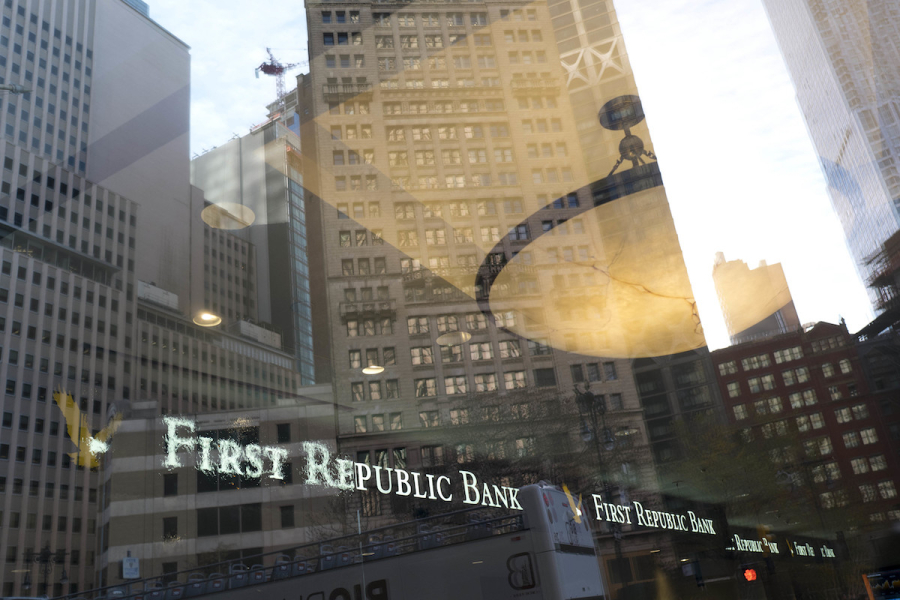 First Republic Bank: Στο κόκκινο οι μετοχές της παρά την «ένεση» 30 δισ. δολαρίων για τη διάσωσή της