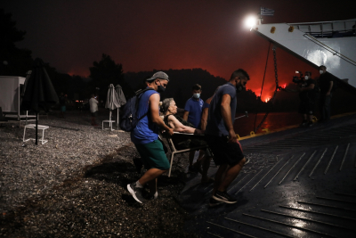 Φωτιά στην Λίμνη Ευβοίας: Καρέ - καρέ ο απεγκλωβισμός 1500 ατόμων