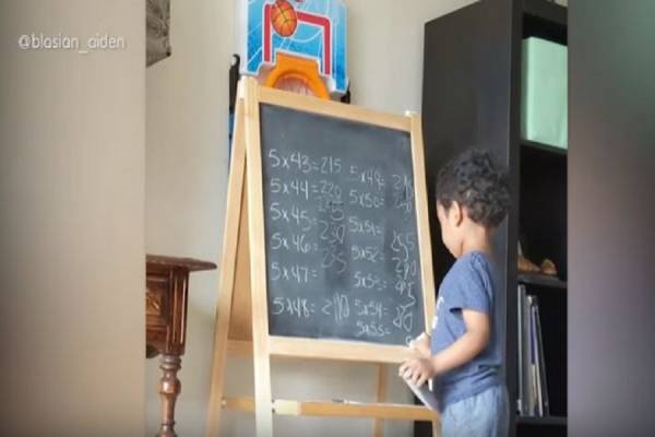 Τρίχρονος μπόμπιρας λύνει μαθηματικές πράξεις που δυσκολεύουν ακόμη και μεγάλους