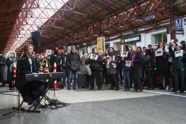 Ο Tom Odell τραγουδά τον «ύμνο» της ουκρανικής αντίστασης σε σταθμό με πρόσφυγες