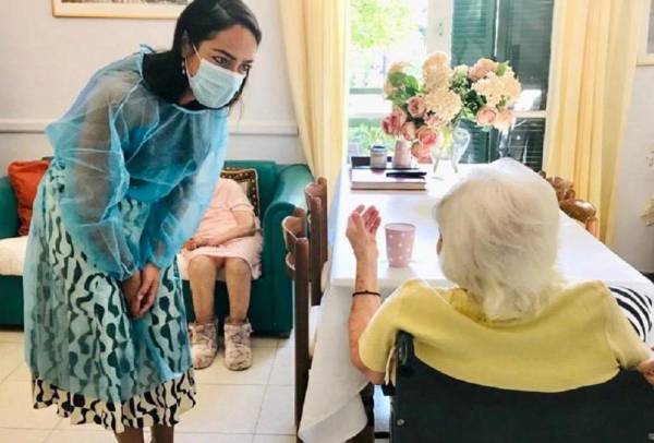 Εμβολιάστηκε η γηραιότερη γυναίκα στην Ελλάδα