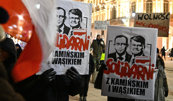 Πολωνία: Συλλήψεις μέσα στο Προεδρικό Μέγαρο - Χειροπέδες στον πρώην ΥΠΕΣ και σε συνεργάτη του