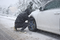 Πώς τοποθετούμε σωστά τις αλυσίδες χιονιού στις ρόδες του αυτοκινήτου (βίντεο)