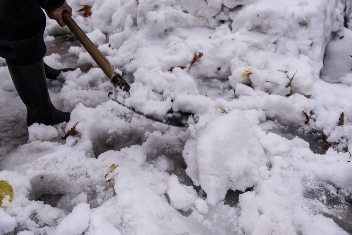 Υμηττός: Διακόπηκε η κυκλοφορία από την πυκνή χιονόπτωση