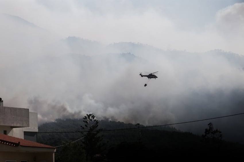 Διάσπαρτα μέτωπα φωτιάς σε Κορινθία και Δυτική Αττική - «Θα πάρει μέρες να σβηστεί»