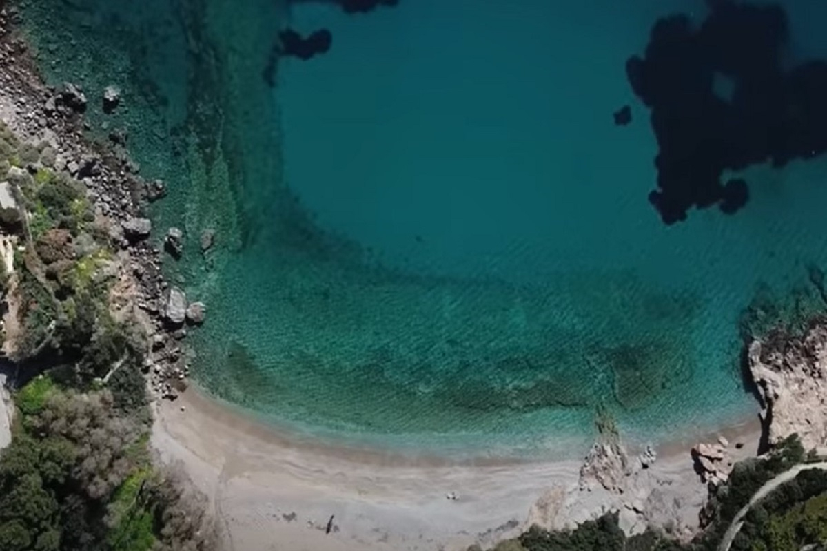 Αυτές είναι οι ωραιότερες ανοργάνωτες παραλίες της Αττικής