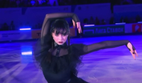 «Μάγεψε» η Καμίλα Βαλίεβα με τον viral χορό της «Wednesday» στον πάγο