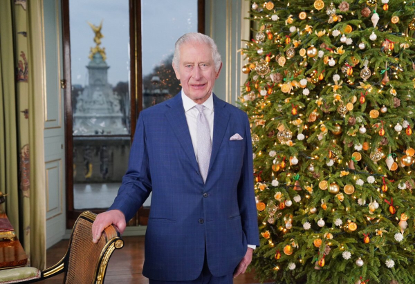 Βασιλιάς Κάρολος: Ευχές με ένα νεύμα στην πράσινη εκστρατεία του – Ο συμβολισμός με το χριστουγεννιάτικο δέντρο