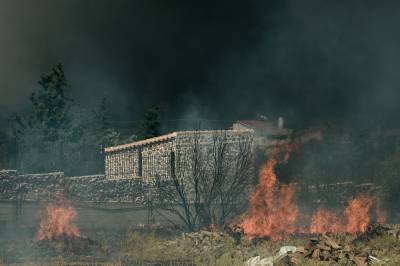 Φωτιά στα Καλύβια: Το μήνυμα από το 112 για εκκένωση οικισμών