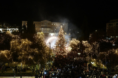 Φωταγωγήθηκε το χριστουγεννιάτικο δέντρο στο Σύνταγμα με 40.000 λαμπάκια