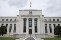 Fed: Διατήρησε αμετάβλητα τα επιτόκια – Πότε αναμένεται να μειωθούν