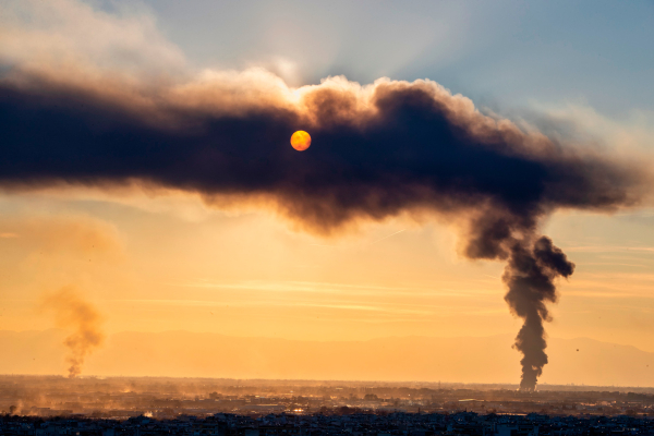 Θεσσαλονίκη: Φωτιά σε εγκαταλελειμμένο εργοστάσιο στη Σίνδο