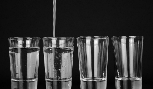 Πόσο νερό πρέπει να πίνουμε ανάλογα με τις ανάγκες του σώματός μας