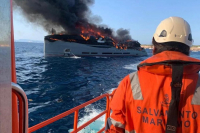 Πανάκριβο γιοτ, Ιταλού επιχειρηματία, έπιασε φωτιά κοντά στην Ίμπιζα της Ισπανίας (Βίντεο)