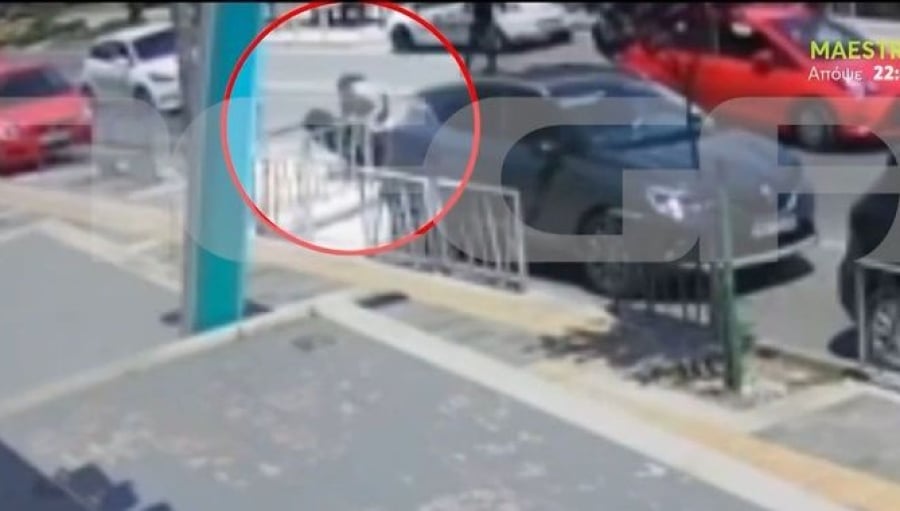 Βίντεο Ντοκουμέντο: Η στιγμή που το αυτοκίνητο παρασύρει μητέρα και μωρό στη Θεσσαλονίκη