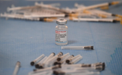 Βρετανία: Εμβολιασμός μόνο με Pfizer και Moderna στους κάτω των 40 ετών