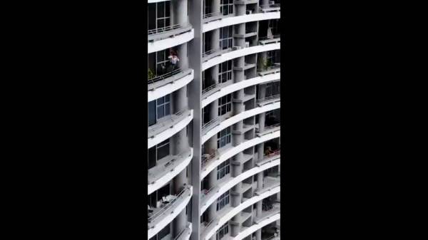 Βίντεο με 27χρονη που πέφτει από τον 27ο όροφο βγάζοντας selfie