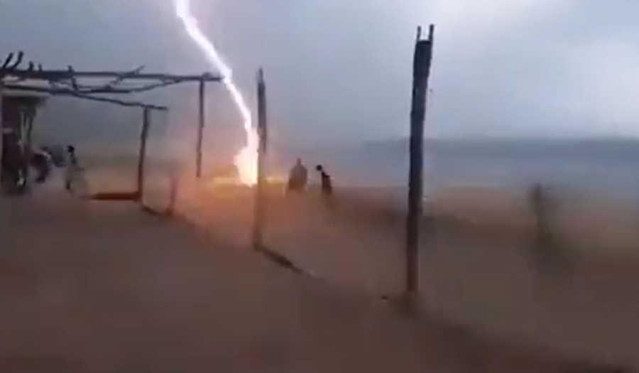 Μεξικό: Κεραυνός χτυπά δύο ανθρώπους σε παραλία και τους σκοτώνει - Βίντεο σοκ