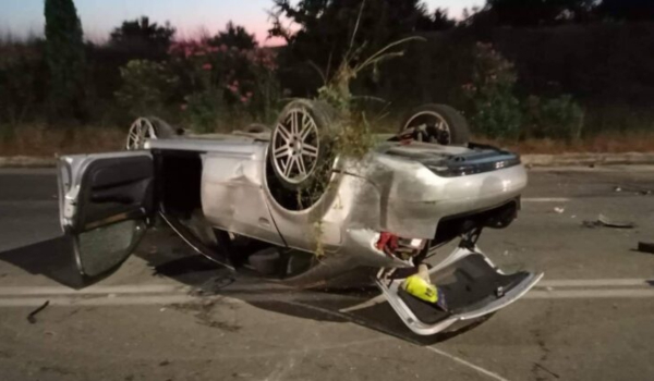 Σοκαριστικό τροχαίο στα Χανιά: Τούμπαρε το αυτοκίνητο - Εκτοξεύθηκε ο κινητήρας