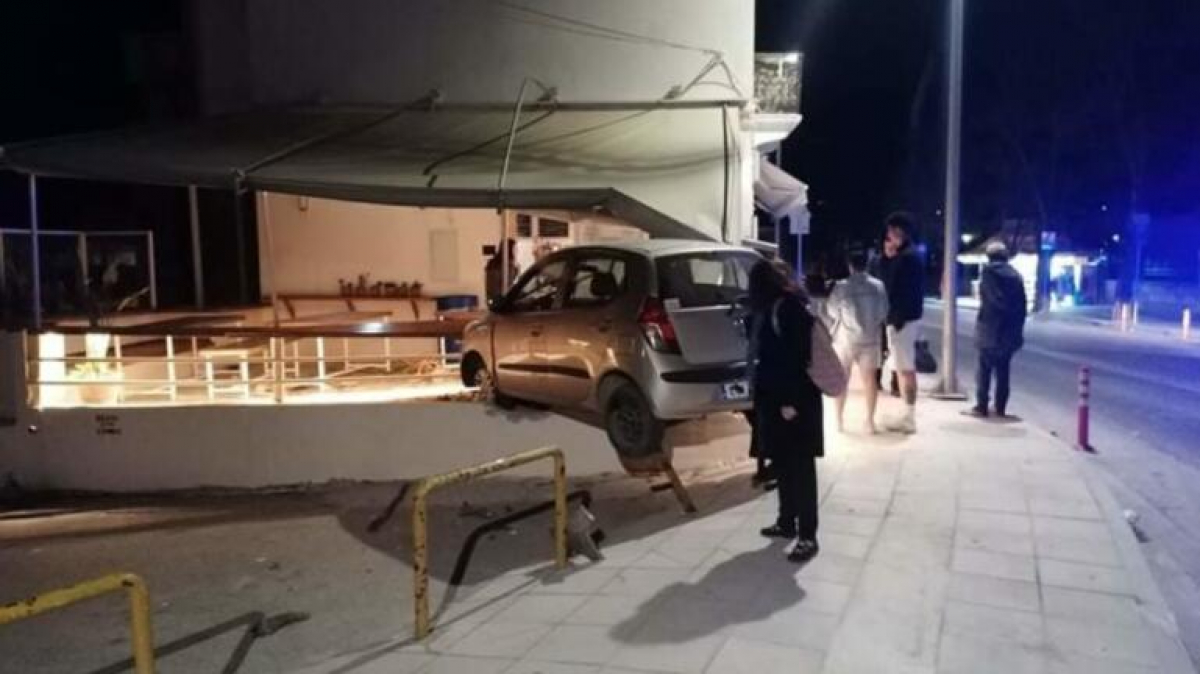 Χανιά: Αυτοκίνητο... προσγειώθηκε σε κατάστημα - Δύο τραυματίες