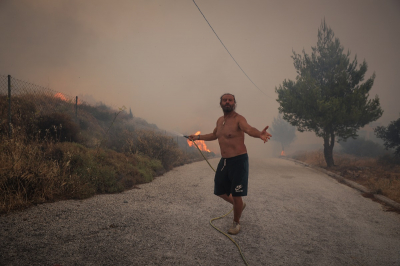 Φωτιά στην Πεντέλη: Εκκενώνονται Διώνη και Δασαμάρι προς Παλλήνη
