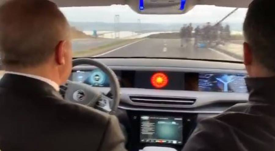 Test drive σε νέο ηλεκτρικό όχημα «made in Turkey» από τον Ερντογάν
