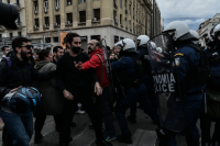 ΣΥΡΙΖΑ: Το βίντεο με την αναίτια επίθεση των ΜΑΤ στους διαδηλωτές