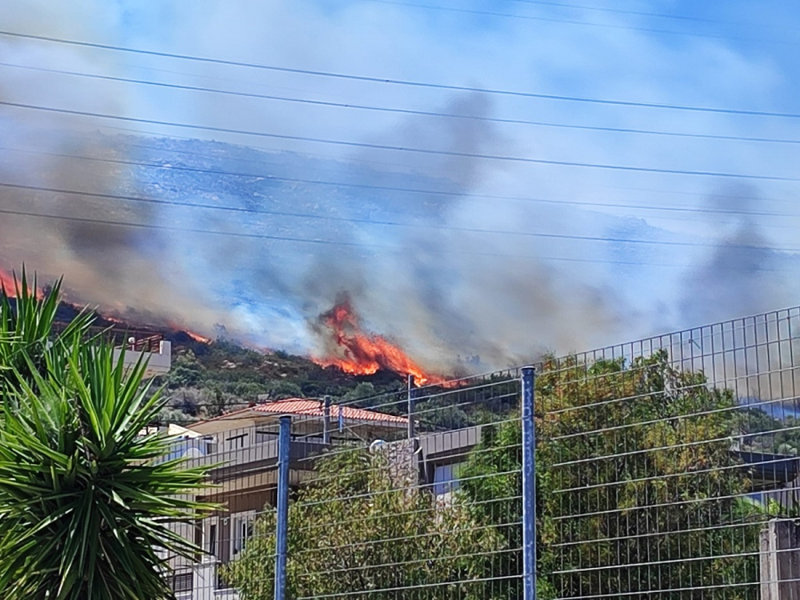 Μεγάλη φωτιά στον Κουβαρά: Κοντά στα σπίτια οι φλόγες - Εκκενώνονται οικισμοί και μοναστήρι
