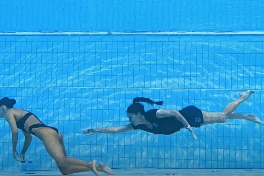 Υγρός Στίβος: Η συγκλονιστική στιγμή της διάσωσης αθλήτριας που λιποθύμησε στο νερό